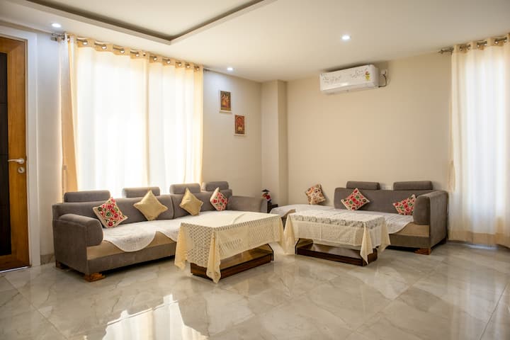 Modern kitchen in Red Napkin Hospitality room