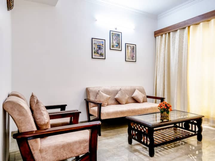 Spacious living area in Red Napkin serviced room